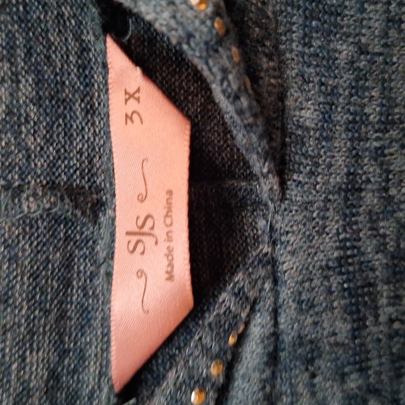 PLUS SIZE EVERGREEN AND GOLD HOODIE - Picture 3 of 5